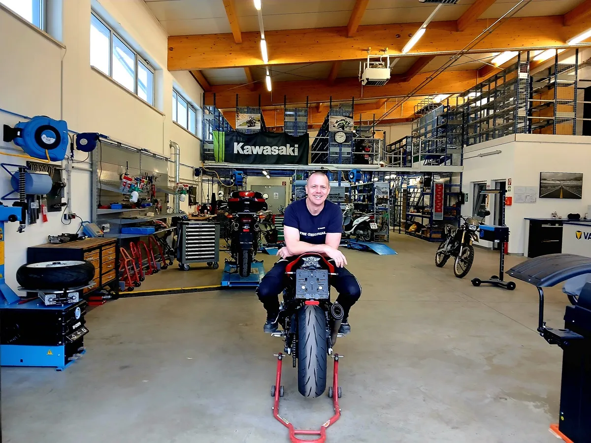 Der leitende Mechaniker und Miteigentümer der L.A. Motor GmbH