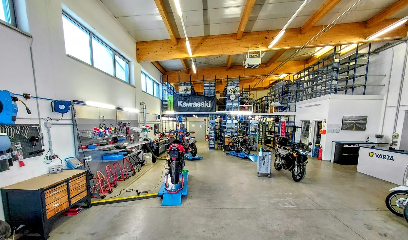 Arbeitsbereich im Motorradservice
